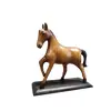 Foto de um(a) Escultura Cavalo em Madeira, Década de 2000, da categoria de Escultura. Escultura cavalo em movimento: em madeira, esculpida a mão, assinatura em forma de marca tipo ferro de gano. Base em... Vendido no marketplace Trésors.