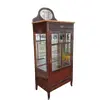 Foto de um(a) ​Belissima e antiga cristaleira vitrine em madeira nobre ao estilo Art Nouveau, da categoria de Cristaleiras. Belíssima e antiga cristaleira vitrine em madeira nobre, comumente associada ao estilo Art Nouveau ou mobiliário clássico... Vendido no marketplace Trésors.