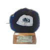 Foto de um(a) Luminária Ágata Azul, da categoria de Abajures. Luminária de mesa feita com troféu dos anos 1980 com lâmina de ágata, borda folhada a ouro e base de madeira com soquete e... Vendido no marketplace Trésors.