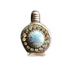 Foto de um(a) Antigo Pequeno Perfumeiro De Coleção Com Pedras, da categoria de Perfumeiros. Pequeno perfumeiro feito a mão. Usado antigamente para levar no bolso para viagens. Item de colecionador. Mede aprox 5cm. Vendido no marketplace Trésors.