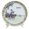 Foto de um(a) Antigo prato oriental com selo vermelho, da categoria de Pratos Decorativos. Antigo e raro prato oriental, em sólida porcelana com fina pintura manual de cenas típicas, figura bem expressiva e... Vendido no marketplace Trésors.