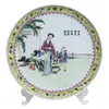 Foto de um(a) Prato oriental com selo vermelho, da categoria de Pratos Decorativos. Antigo e raro prato oriental, em sólida porcelana com fina pintura manual de cenas típicas, figura bem expressiva e... Vendido no marketplace Trésors.