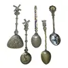 Foto de um(a) Conjunto de 5 colherinhas metal, da categoria de Colheres. Conjunto de 5 colherinhas em metal prateado, trazidas como souvenir de varias regiões da Europa e Estados Unidos. Medida 13... Vendido no marketplace Trésors.