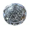 Foto de um(a) Antigo Lindo Cinzeiro Em Fino Cristal Tcheco Lapidado À Mão, da categoria de Cinzeiros. Ricamente lapidado à mão, com o fundo estrelado. Impecável. Meados do século XX. Altura 4cmDiâmetro 9cm. Vendido no marketplace Trésors.