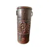 Foto de um(a) Vaso em Cobre, Década de 1970, da categoria de Vasos. Vaso em cobre rebatido com motivo floral com duas argolas nas laterais, década de 1970. A: 28,5 cm / Diâmetro: 11,5 cm... Vendido no marketplace Trésors.