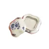 Foto de um(a) Porta Joia em Porcelana Branca e Floral Azul Cobalto, Década de 1970, da categoria de Porta-Jóias. Porta joia em porcelana branca com estampa floral em azul cobalto, década de 1970.A: 6 cm / L: 10,5 cm / P: 10,5 cm peso:... Vendido no marketplace Trésors.