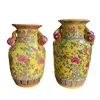 Foto de um(a) Antigo Raro Par Vaso Jarro Oriental Em Porcelana Japonesa, da categoria de Vasos. Antigo e especial par de vasos orientais em porcelana artística japonesa. Ricamente pintados à mão, decoração com flores e... Vendido no marketplace Trésors.