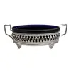 Foto de um(a) Centro de Mesa Anos 70, da categoria de Centro de mesa. Centro de mesa em latão elíptico e rendado com 4 pés e tudo com banho de prata, parte interna de vidro (original) azul... Vendido no marketplace Trésors.