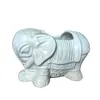Foto de um(a) Cachepô Elefante Anos 90, da categoria de Cachepot. Cachepô formato de elefante em porcelana craquelada na cor branca, década de 1990. A: 12,5 cm / L: 20cm / P: 12 cmPeso: 704g. Vendido no marketplace Trésors.
