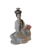 Foto de um(a) Geisha Oriental, da categoria de Modelos e estatuetas. Estatueta decorativa oriental em porcelana, representando uma geisha sentada. A peça destaca-se pela riqueza de detalhes na... Vendido no marketplace Trésors.