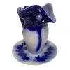 Foto de um(a) Jarra e prato em faiança alemã art nouveau 1900-1911, da categoria de Jarros. Jarra e prato em faiança alemã art nouveau entre anos 1900 a 1911 em azul cobalto medindo 38A x 35L com prato de 35Ø no mais... Vendido no marketplace Trésors.