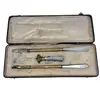 Foto de um(a) Antigo Kit Escritório Caneta Carimbo Lapiseira Madrepérola, da categoria de Itens de Escritório. Antigo kit de escritório, composto de caneta, lapiseira e carimbo. Em metal dourado com cabo em legítima madrepérola. No... Vendido no marketplace Trésors.
