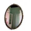 Foto de um(a) Espelho oval Vintage ouro velho, da categoria de Espelhos. Espelho Oval Vintage Ouro Velho Espelho de parede oval com moldura em aço patinado em tom ouro envelhecido. Destaca-se pelo... Vendido no marketplace Trésors.