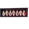 Foto de um(a) Caixa Chinesa com 07 potes Decorativos e Colecionáveis, da categoria de Outros objetos decorativos. Caixa decorativa para cozinha em madeira e 7 potes chineses em porcelana policromada, com vidro fixo. A: 16 cm / L: 50 cm /... Vendido no marketplace Trésors.