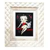 Foto de um(a) Quadro Gravura Betty Boop, Anos 2000, da categoria de Gravuras. Quadro com gravura da Betty Boop, moldura em madeira com entalhes tipo capitonê. Anos 2000, peça única pelo designer... Vendido no marketplace Trésors.