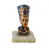 Foto de um(a) Escultura Nefertiti, Década de 1970, da categoria de Escultura. Nefertiti: escultura em cobre maciço com base em mármore. Comprada no cairo na década de 1970. A: 9,5 cm / L: 3,5 cm / P: 6... Vendido no marketplace Trésors.