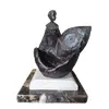 Foto de um(a) Escultura Guerreiro Africano Anos 80, da categoria de Escultura. Escultura de guerreiro africano em resina com pátina marrom envelhecida e base em mármore marrom imperador e travertino.... Vendido no marketplace Trésors.
