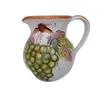 Foto de um(a) Jarra em Porcelana Italiana, Déc. 1980, da categoria de Garrafas, potes e jarros. Jarra em porcelana italiana policromada, motivo uvas, década de 1980. A: 21cm / D: 15cm Peso: 1150g. Vendido no marketplace Trésors.