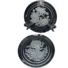Foto de um(a) Antigo Raro Par Pratos Decorativos Cristal Francês Assinados, da categoria de Pratos Decorativos. Antigo e lindo par de pratos decorativos, em cristal francês, decoração floral lapidada à mão com bastante riqueza de... Vendido no marketplace Trésors.