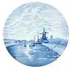 Foto de um(a) Antigo Lindo Prato Medalhão Porcelana Holandesa Delfts Blue, da categoria de Pratos Decorativos. Delft Blue - Naar Louis Apol. Antigo e grande prato/medalhão decorativo, em porcelana artística holandesa pintado à mão com... Vendido no marketplace Trésors.