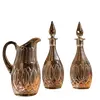 Foto de um(a) Antigo Conjunto Garrafa Licoreira Jarra Em Cristal Baccarat, da categoria de Garrafas, potes e jarros. Puro cristal francês ~ Baccarat ~Antigo e elegante conjunto com três peças para servir, sendo duas garrafas licoreiras e uma... Vendido no marketplace Trésors.