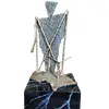 Foto de um(a) Escultura Simone K Lempke, da categoria de Escultura. Escultura em latão e ferro oxidado com base em madeira marmorizada, obra da renomada escultura gaúcha simone kaiserman... Vendido no marketplace Trésors.