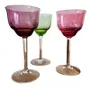 Foto de um(a) Antigas Taças Para Vinho Em Cristal Francês Colorido, da categoria de Taças. Antigo trio de finas taças de pé alto para vinho tinto, cristal europeu lapidado à mão. Medidas 17 x 8cm cada. Vendido no marketplace Trésors.