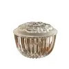 Foto de um(a) Antiga Caixa Decorativa Porta Jóias Cristal Francês Satiné, da categoria de Porta-Jóias. Finíssima caixa decorativa ou porta jóias em cristal francês, na tampa decoração em alto-relevo com flor lapidada em satiné.... Vendido no marketplace Trésors.