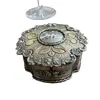 Foto de um(a) Antiga Caixa Decorativa Porta Jóias Art Deco Metal Francês, da categoria de Cestos e Caixas. Antiga e linda caixa decorativa porta jóias francês em metal espessurado a prata, peça toda trabalha, com muita riqueza de... Vendido no marketplace Trésors.