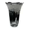 Foto de um(a) Antigo Vaso Em Cristal Francês Com Flores Satiné Art Deco, da categoria de Vasos. Lindo vaso em cristal francês com borda satiné, decoração de folhas e frutas em relevo. Art Deco. Medidas 16x11cm. Vendido no marketplace Trésors.