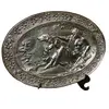 Foto de um(a) Antigo Grande Raro Medalhão De Parede Prateado Art Nouveau, da categoria de Placas. Antigo e grande medalhão decorativo, em metal alemão espessurado a prata. Linda cena de dama com cachorros. Pode ser usado... Vendido no marketplace Trésors.