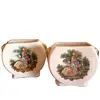 Foto de um(a) Antigo Par De Vasinhos Porcelana Europeia Cenas Galantes, da categoria de Vasos. Par de delicados vasinhos em porcelana europeia, com linda decoração de cenas galantes e flores, acabamento feito a mão com... Vendido no marketplace Trésors.