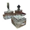 Foto de um(a) Antigo Conjunto Toucador Perfumeiros Cristal Francês A Deco, da categoria de Perfumeiros. Antigo e finíssimo conjunto de toucador para toilette composto por dois perfumeiros, uma caixa pozeira/porta jóias e uma... Vendido no marketplace Trésors.