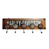 Foto de um(a) Cabideiro Harley-Davidson, da categoria de Cabideiros e porta-chapéus. Cabideiro de parede com logo da harley-davidson. Madeira de cerejeira e com ganchos lembrando tampas de garrafas com logo da... Vendido no marketplace Trésors.