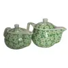 Foto de um(a) Mini Bules, da categoria de Bules. Mini bule e chaleira (+ peneira) em porcelana policromada. Dimensões: A bule menor 8cm / Diâmetro 9cm / Peso: 280g A bule... Vendido no marketplace Trésors.