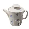 Foto de um(a) Bule de Leite Miosótis Anos 70, da categoria de Leiteira. Bule de leite em porcelana branca com miosótis em azul cobalto, década de 1970, sem marca do fabricante. A: 14 cm /... Vendido no marketplace Trésors.