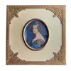 Foto de um(a) Miniature Portrait Antigo Quadrinho Camafeu Pintado À Mão, da categoria de Pinturas. Miniature Portrait. Antigo e lindo quadrinho Camafeu Europeu com figura de dama pintado à mão em folha de marfim. Moldura em... Vendido no marketplace Trésors.