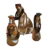 Foto de um(a) Combo Garrafas em Cerâmica, Década de 2000, da categoria de Garrafas, potes e jarros. Combo de garrafas em cerâmica com folha de ouro e prata, colar em latão e cordão trançado de algodão. Peças exclusivas... Vendido no marketplace Trésors.