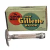 Foto de um(a) Barbearia Vintage anos 40 e 50, da categoria de Outros colecionáveis. Objetos de barbearia vintage: navalha touro 777 da solingen, 1940 barbeador gillette tech gold ball- end, 1946-1950 pincel... Vendido no marketplace Trésors.