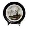 Foto de um(a) Prato Moinho Renner 80'S, da categoria de Pratos Decorativos. Prato decorativo em porcelana policromada com imagem da clássica pintura com moinho dos ventos, de jacob van ruisdael na... Vendido no marketplace Trésors.