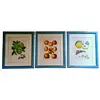 Foto de um(a) Belíssimo conjunto de quadros botânicos de frutas 3 peças, da categoria de Gravuras. Lindos quadros decorativos vintage com moldura azul texturizada e vidro, ideais para cozinhas e áreas gourmet. O conjunto... Vendido no marketplace Trésors.