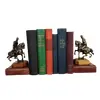 Foto de um(a) Porta Livros Laçador, Paixão Côrtes, Rio Grande do Sul, da categoria de Apoio para livros. Porta livros em alumínio fundido com pátina bronze, base em madeira com imagem do tradicional símbolo da capital gaúcha:... Vendido no marketplace Trésors.