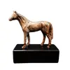 Foto de um(a) Escultura Horse, da categoria de Escultura. Escultura horse em cerâmica com pátina ferrugem craquelada e base em madeira ebanizada. Peça única pelo designer marcelus... Vendido no marketplace Trésors.
