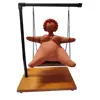 Foto de um(a) Escultura Feminina em Terracota, Peça Única, da categoria de Escultura. Escultura feminina em terracota no balanço, cabelos são de contas na cor coral, balanço em ferro com madeira e base com pés... Vendido no marketplace Trésors.
