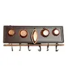 Foto de um(a) Suporte em Madeira 70'S, da categoria de Suportes decorativos. Suporte de madeira com mini formas da década de 1970 em metal com pátina rosé gold e barra e ganchos em cobre. Acompanha... Vendido no marketplace Trésors.