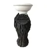 Foto de um(a) Castiçal Porcelana, da categoria de Castiçais. Castiçal em porcelana branca, parte texturizada na cor preta e branco liso/craquelado, com pendente em couro. A: 28 cm... Vendido no marketplace Trésors.