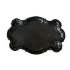 Foto de um(a) Bandeja Black Latão Anos 90, da categoria de Bandejas. Bandeja em latão com pátina grafite com borda em relevo, década de 1990 A: 15 cm L: 23 cm P: 1 cm peso: 116 g. Vendido no marketplace Trésors.