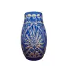 Foto de um(a) Belíssimo vaso em cristal double blue ricamente lapidado, da categoria de Vasos. Magnífico vaso de cristal, uma obra-prima de sofisticação e contraste, exibindo uma tonalidade azul-cobalto profunda,... Vendido no marketplace Trésors.