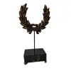 Foto de um(a) Escultura Folha de Louros, Peça Única, da categoria de Escultura. Escultura coroa de louros, símbolo de vitória entre os romano que virou símbolo para todos. Essa é em resina italiana com... Vendido no marketplace Trésors.