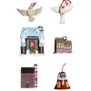 Foto de um(a) Combo Enfeites Natalinos, da categoria de Outros objetos decorativos. Combo natalino com 6 enfeites composto por: - casa de madeira típica da irlanda - casa em porcelana estilo bávaro c placa da... Vendido no marketplace Trésors.